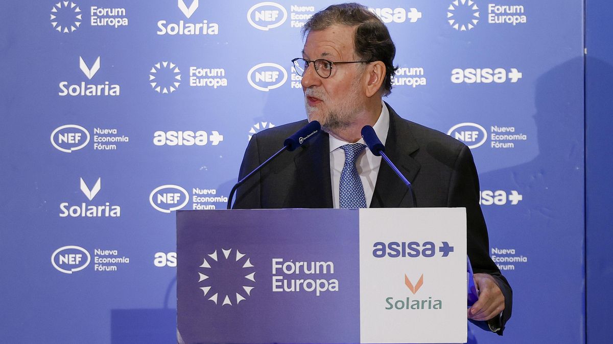 El expresidente Mariano Rajoy presenta al presidente de la Xunta de Galicia, Alfonso Rueda, protagonista este jueves de un desayuno informativo de Fórum Europa.