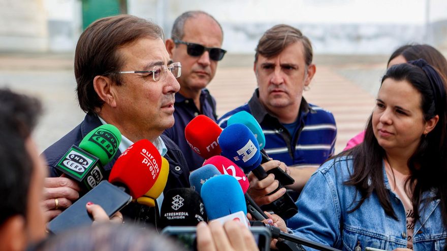 El candidato a la presidencia de la Junta de Extremadura, Guillermo Fernández Vara, ejerce su derecho al voto este domingo en la localidad pacense de Olivenza.