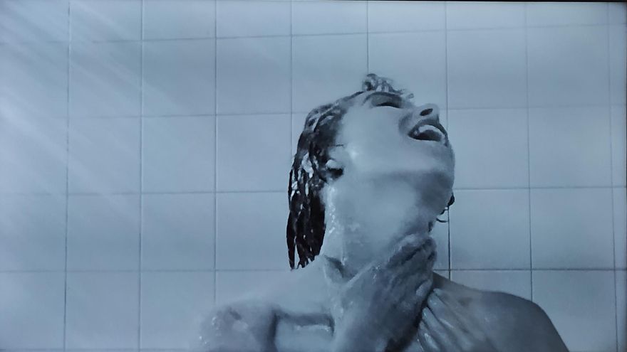 "Marion cierra los ojos, entreabre orgásmicamente la boca y hasta sonríe recorriéndose con las manos el cuello"