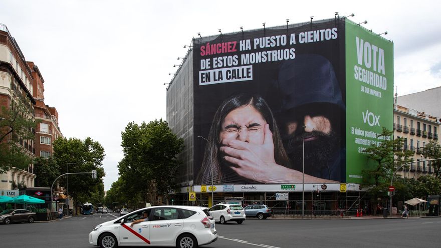 Vox despliega una nueva lona en Madrid en la que acusa a Sánchez de poner "en la calle" a "cientos de monstruos"