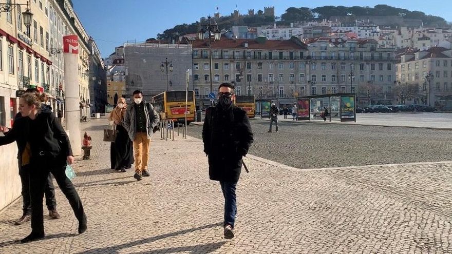 Varias personas caminan ayer viernes por el centro de Lisboa. EFE/ Cynthia de Benito