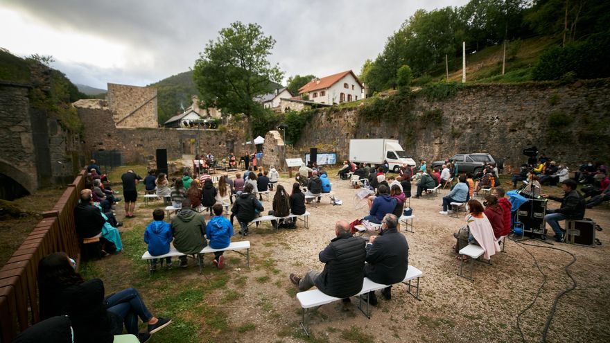 El público asiste a un concierto del proyecto itinerante 'Música en cada rincón'