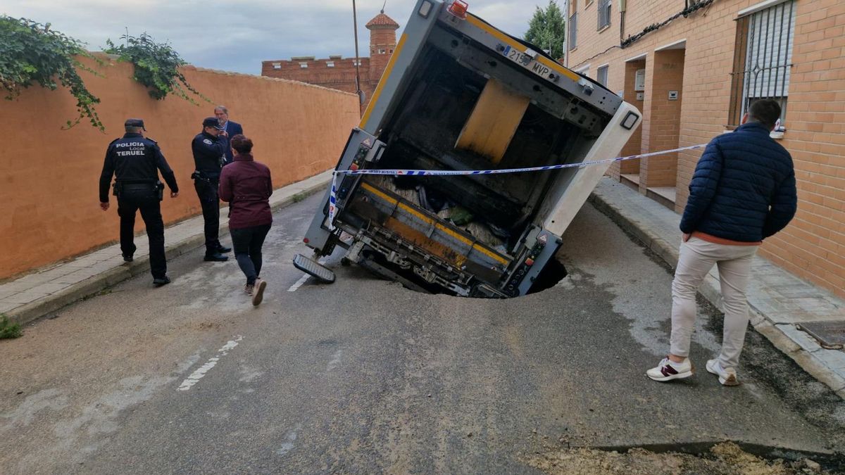 Un camión de basuras se hunde en una calle de Teruel y desata las alarmas sobre la estabilidad del barrio del Carmen