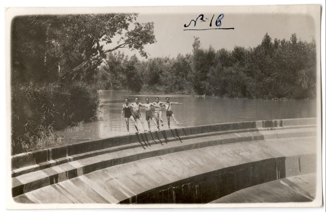 Bañistas en el canal del río Tajo. 1931. Villalgordo del Júcar (Albacete). Fondo Luis Escobar. AHP Toledo.