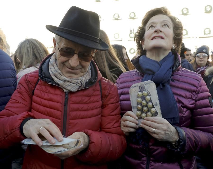 Las 'preuvas' congregan a decenas de personas en la Puerta del Sol a mediodía.