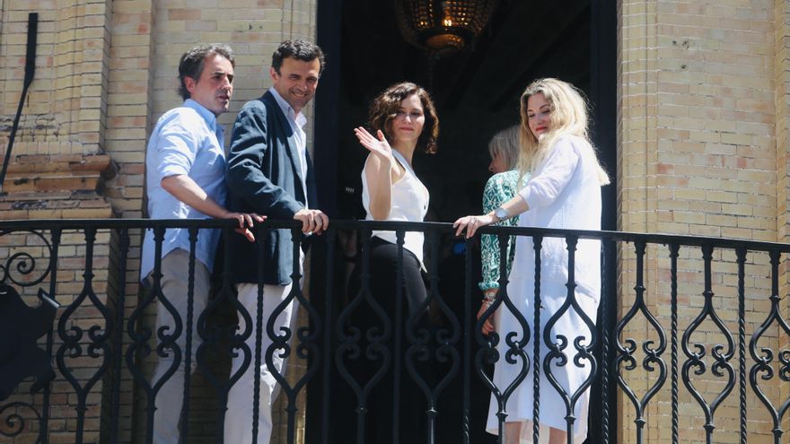 La presidenta de la Comunidad de Madrid, Isabel Díaz Ayuso, en el balcón del Gallo Azul.