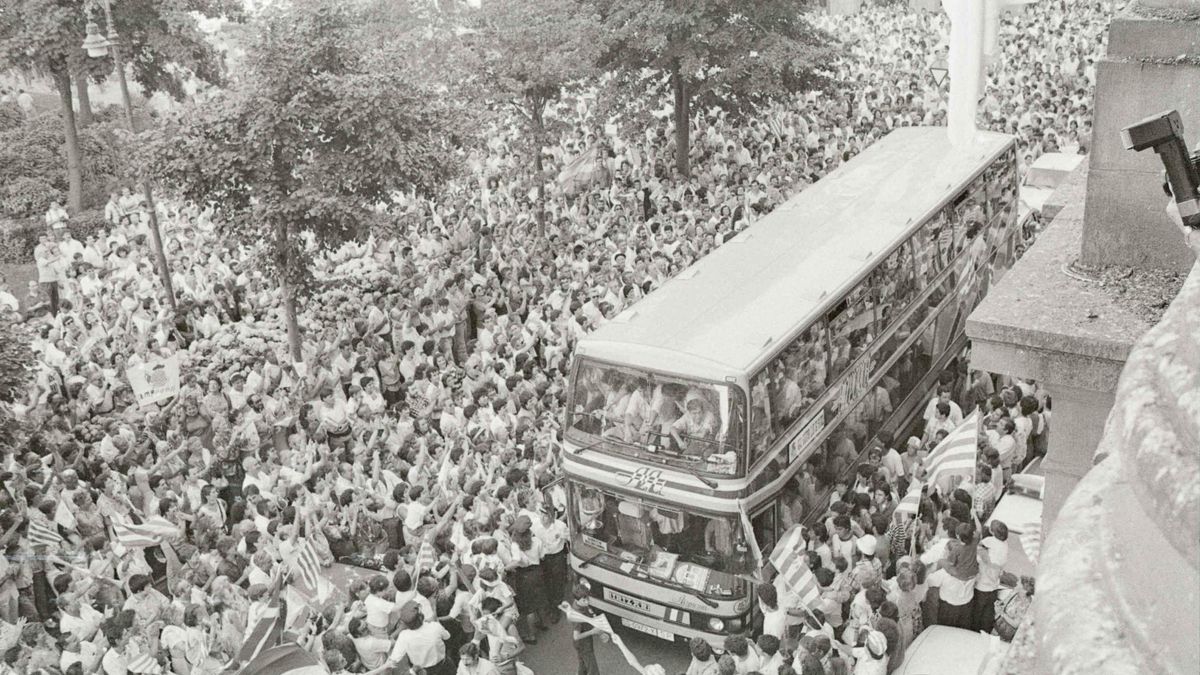 Recibimiento junto a la Diputación y en la plaza de Gipuzkoa