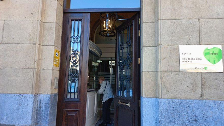 Una mujer, en la recepción de una residencia de Bilbao