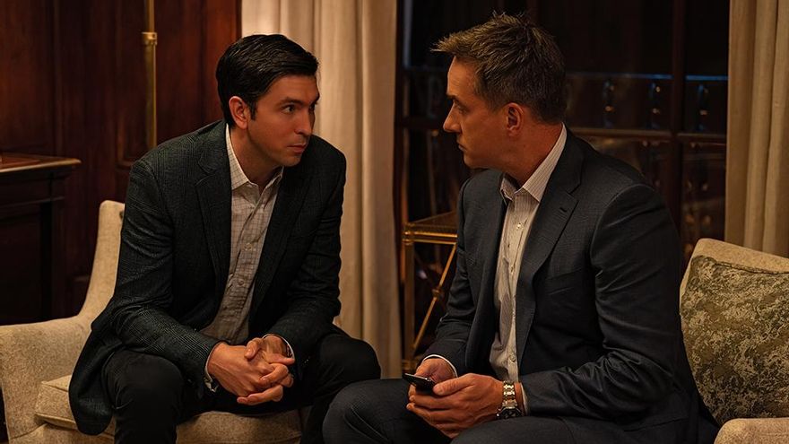 Greg (Nicholas Braun) y Tom (Matthew Macfadyen), en la temporada 4 de 'Succession'