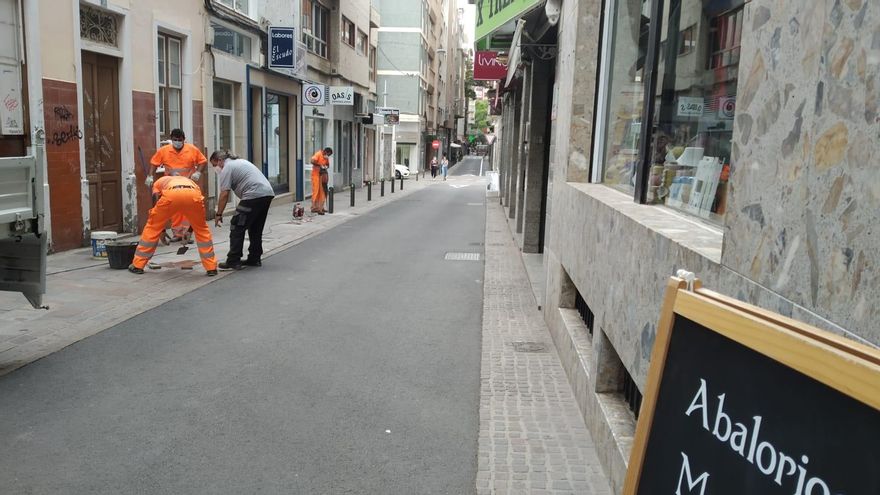Operarios del Ayuntamiento de Santa Cruz de Tenerife retiran los bolardos de seguridad para peatones