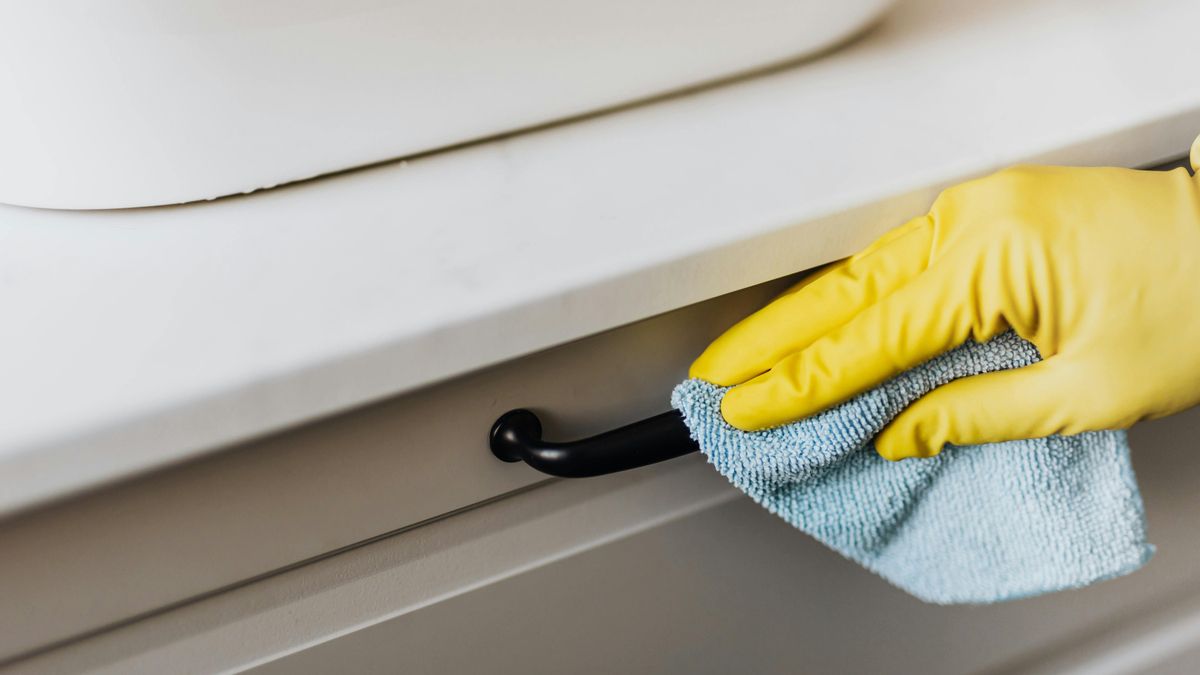 Los mangos de los cajones y puertas deben limpiarse regularmente debido a su constante uso