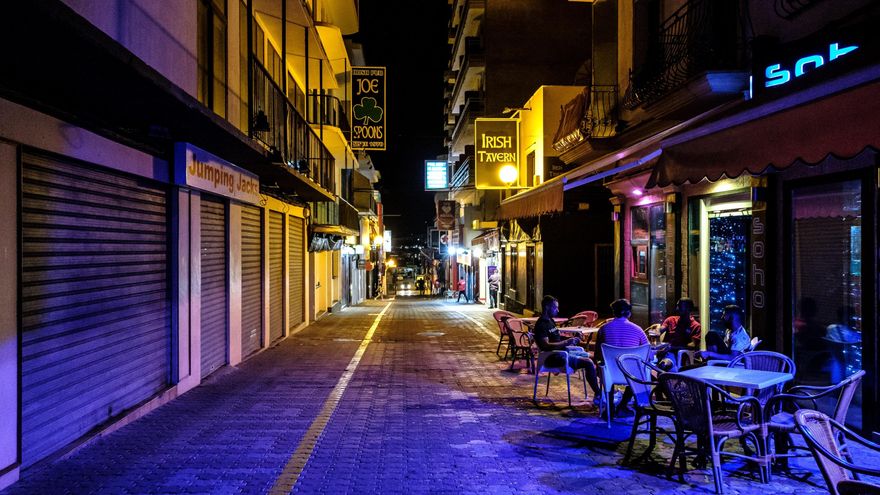 Varias personas apuran los minutos antes del cierre de un bar en Ibiza. EFE/ Sergio G. Cañizares/Archivo