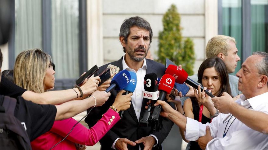 El ministro de Cultura, Ernest Urtasun, se dirige a los medios este miércoles en el Congreso.