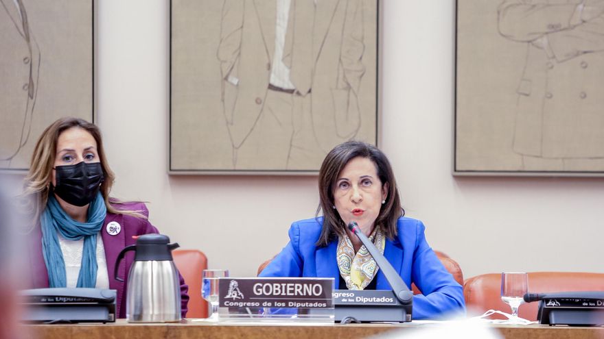 La ministra de Defensa, Margarita Robles (d), comparece en la Comisión de Defensa, en el Congreso de los Diputados, a 9 de marzo de 2022, en Madrid (España)
