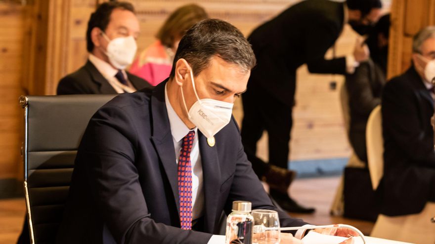 Sánchez cree que el cartel de Vox "es de una bajeza incalificable" que combina "mentira y odio" y pide "no banalizar el riesgo de la ultraderecha"