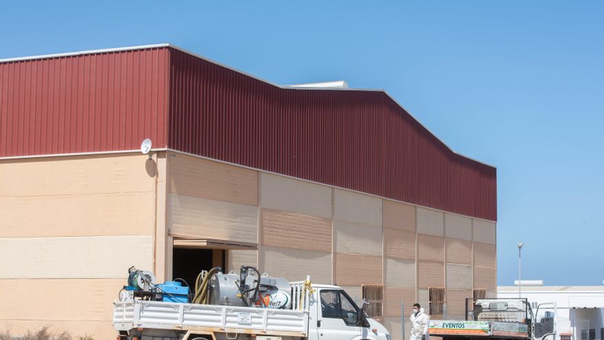 Migraciones ordena desalojar la nave para cuarentenas de Fuerteventura tras una denuncia del Defensor del Pueblo sobre sus malas condiciones