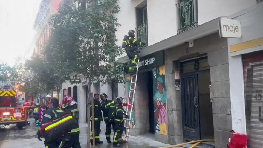 Un fallo eléctrico provoca un incendio en una vivienda de la calle Fuencarral y deja diez intoxicados por humo
