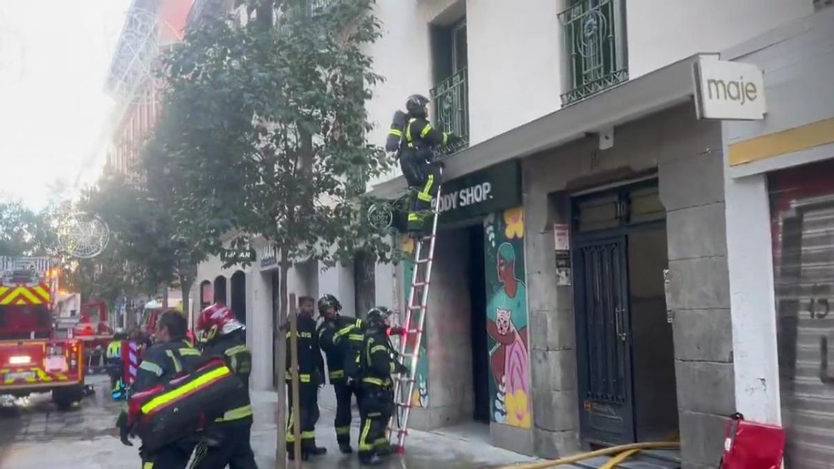 Un fallo eléctrico provoca un incendio en una vivienda de la calle Fuencarral y deja diez intoxicados por humo