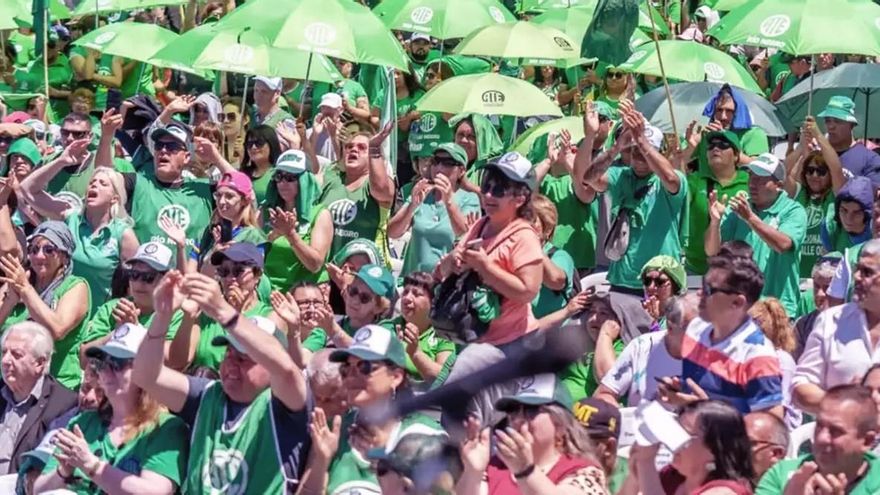 El Gobierno oficializó la decisión de no renovar contratos de 2023 en la administración pública: a quiénes alcanza