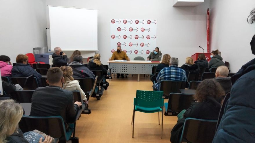 Asamblea de trabajadores celebrada en Torrelavega.