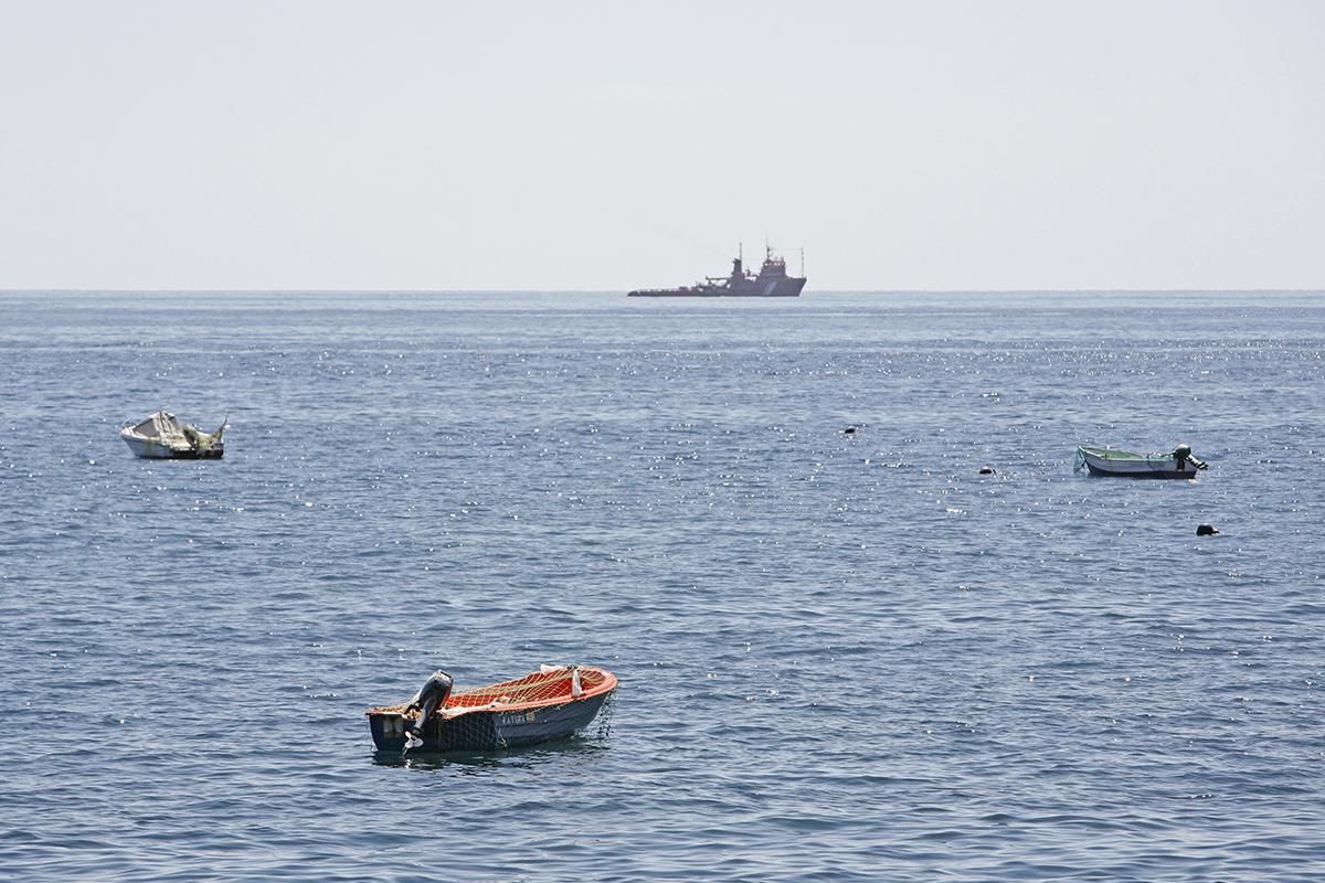Tres barcos de Salvamento Marino recogiendo fuel frente a la costa de Tasarte. (Foto: Alejandro Ramos)
