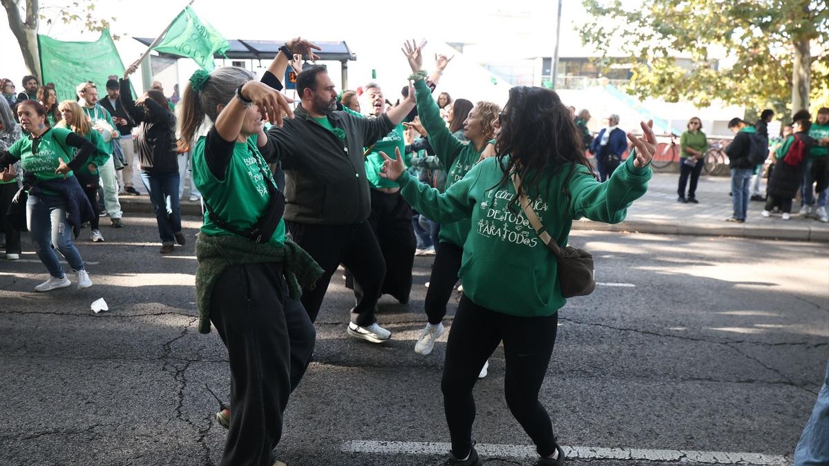 Varias personas durante una concentración por la educación pública, frente a la Asamblea de Madrid