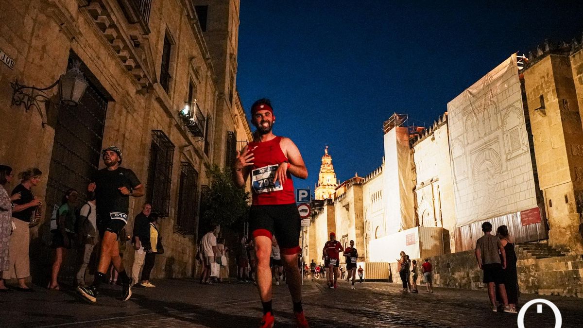 Los corredores cruzan el entorno de la Mezquita-Catedral en una edición anterior de la Nocturna