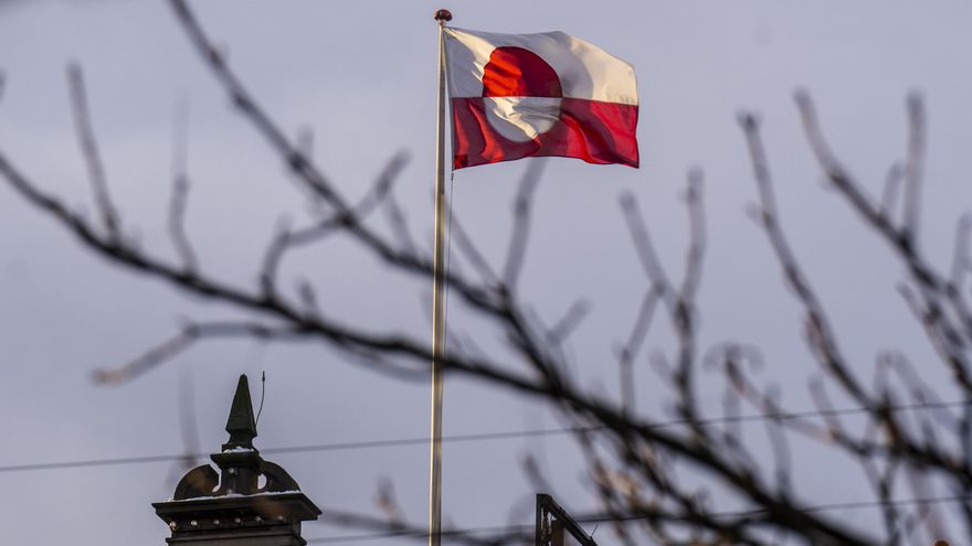 Copenhague (Dinamarca), 08/01/2026.- Una bandera de Groenlandia ondea en el castillo de Tivoli en Copenhage.