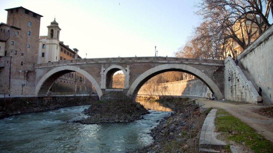 El Puente Fabricio que unió las riberas del Tiber hace más de 2.000 años sigue en pie y recuerda cómo Roma pasó de la madera a la ingeniería en piedra que marcó su expansión