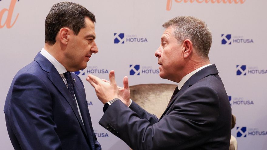 Archivo - El presidente de la Junta de Andalucía, Juanma Moreno (i), y el presidente de Castilla-La Mancha, Emiliano García-Page (d), durante un desayuno informativo, en foto de archivo.