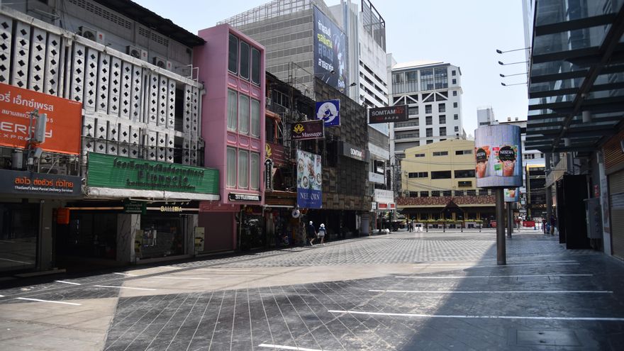 Una de la calles de la plaza Siam, Bangkok, desiertas durante la pandemia.