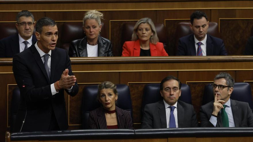 Pedro Sánchez interviene  en la sesión de control en el Congreso de los Diputados, este miércoles, junto a Yolanda Díaz, José Manuel Albares y Félix Bolaños.