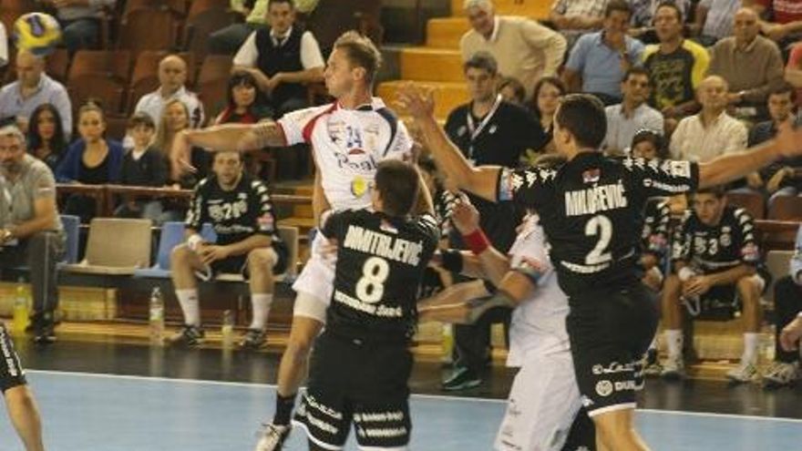 Martin Stranovski pasando el balón