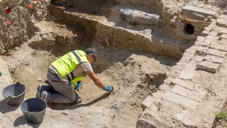 Estas piezas de terracota halladas en esta ciudad andaluza podrían corresponder a figuras femeninas de los siglos VI y V a.C.