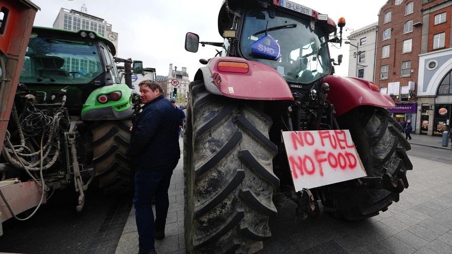 Vehículos estacionados en la calle O’Connell de Dublín mientras los manifestantes participan en las protestas contra el aumento de los precios de los combustibles