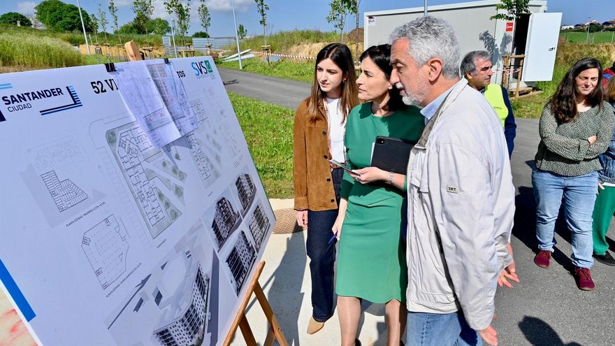 La alcaldesa de Santander, Gema Igual, examina la infografía del nuevo edificio de vivienda protegida que ha comenzado a construirse en el Alisal