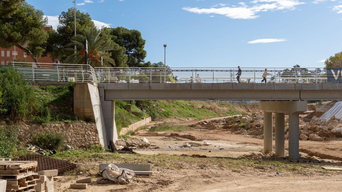 Paiporta eabre el Pont Nou sobre el barranco del Poyo tras su reconstrucción por los daños de la dana