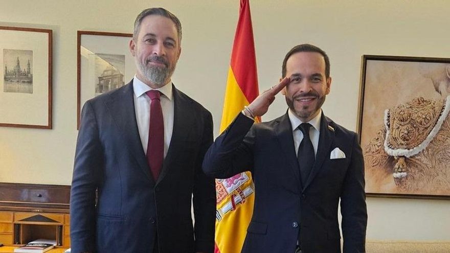 El líder de Vox, Santiago Abascal, posa junto al ganador de la primera vuelta de las elecciones presidenciales de Colombia de 2026, Abelardo de la Espriella. Imagen de archivo