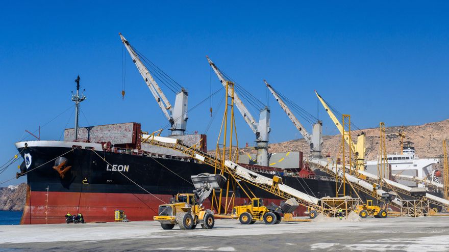 Archivo - Carga de yeso en un puerto de la Autoridad Portuaria de Almería.