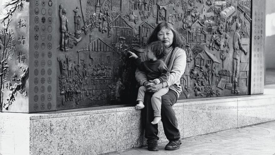 Ruth Asawa de Bilbao con su nieta en una foto de la exposición
