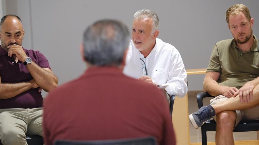 El secretario general del PSOE Canarias y expresidente del Gobierno, Ángel Víctor Torres, este viernes, durante el  encuentro mantenido con representantes de la Asociación Social Volcán Cumbre Vieja en Los Llanos de Aridane.