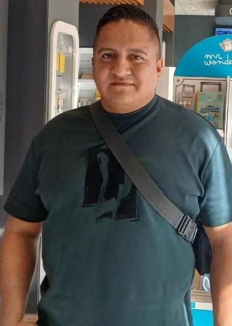 José Luis espera su turno para solicitar la regularización extraordinaria