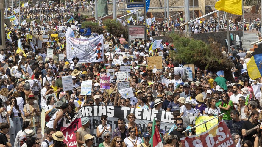 Miles de personas protestan en Canarias contra la masificación: ''Las islas no viven del turismo, el turismo vive de ellas''