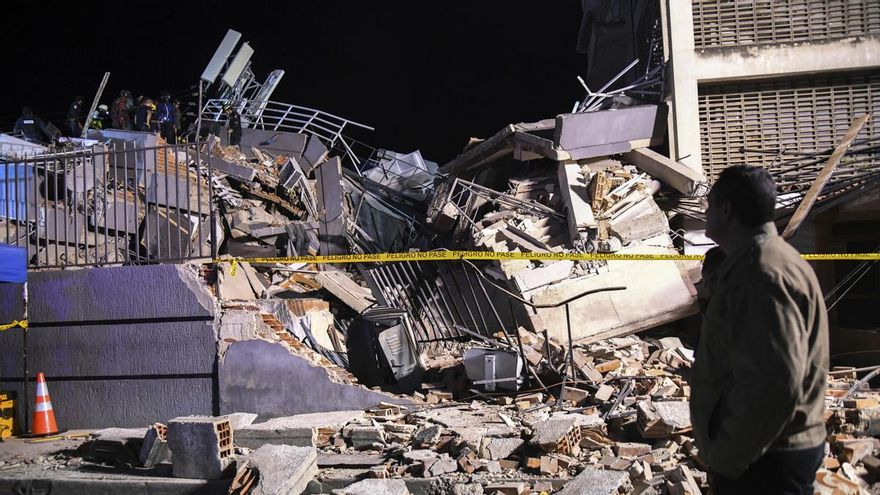 Precinto en un edificio de Caracas afectado por el seísmo