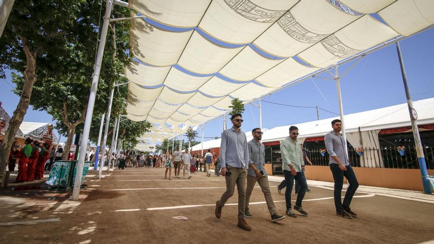 Los bomberos estiman que los toldos hacen que la temperatura baje hasta 18ºC en la Feria de Córdoba