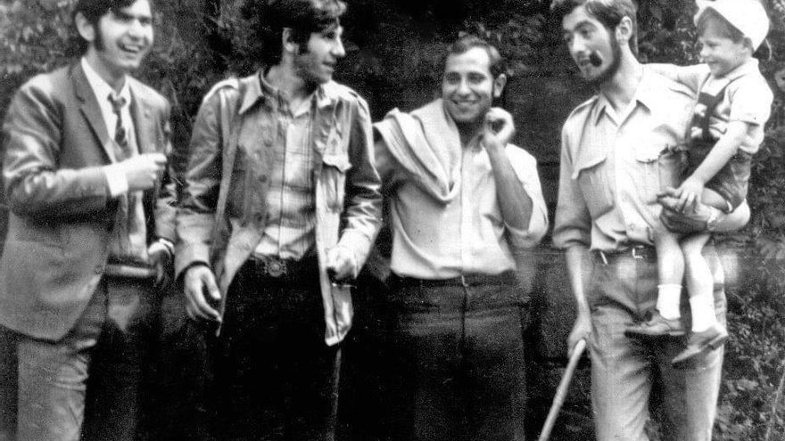 El escritor Darío Xohán Cabana (derecha, con un niño en brazos) en una imagen junto a Moncho Reboiras (izquierda), militante de la izquierda nacionalista asesinado por el franquismo en 1975