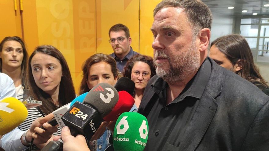 El líder de ERC, Oriol Junqueras, a la salida de la sede de su partido en Barcelona, tras renunciar a la presidencia de la formación
