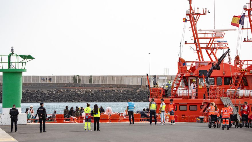 Archivo - Varios servicios de emergencia atienden a migrantes recién rescatados de un cayuco