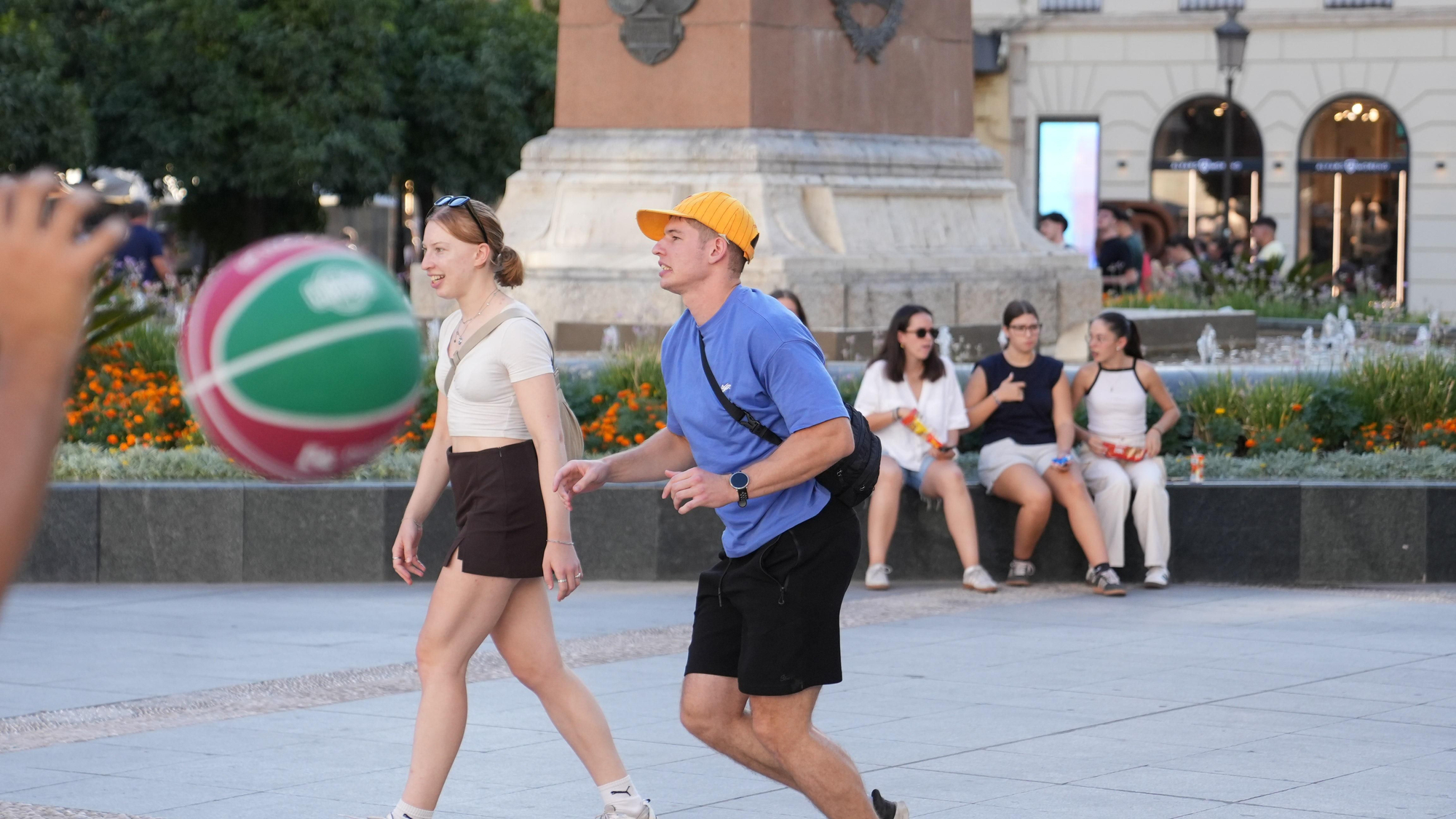 El Cajasol Coto Córdoba CB lleva el baloncesto a la Plaza de las Tendillas