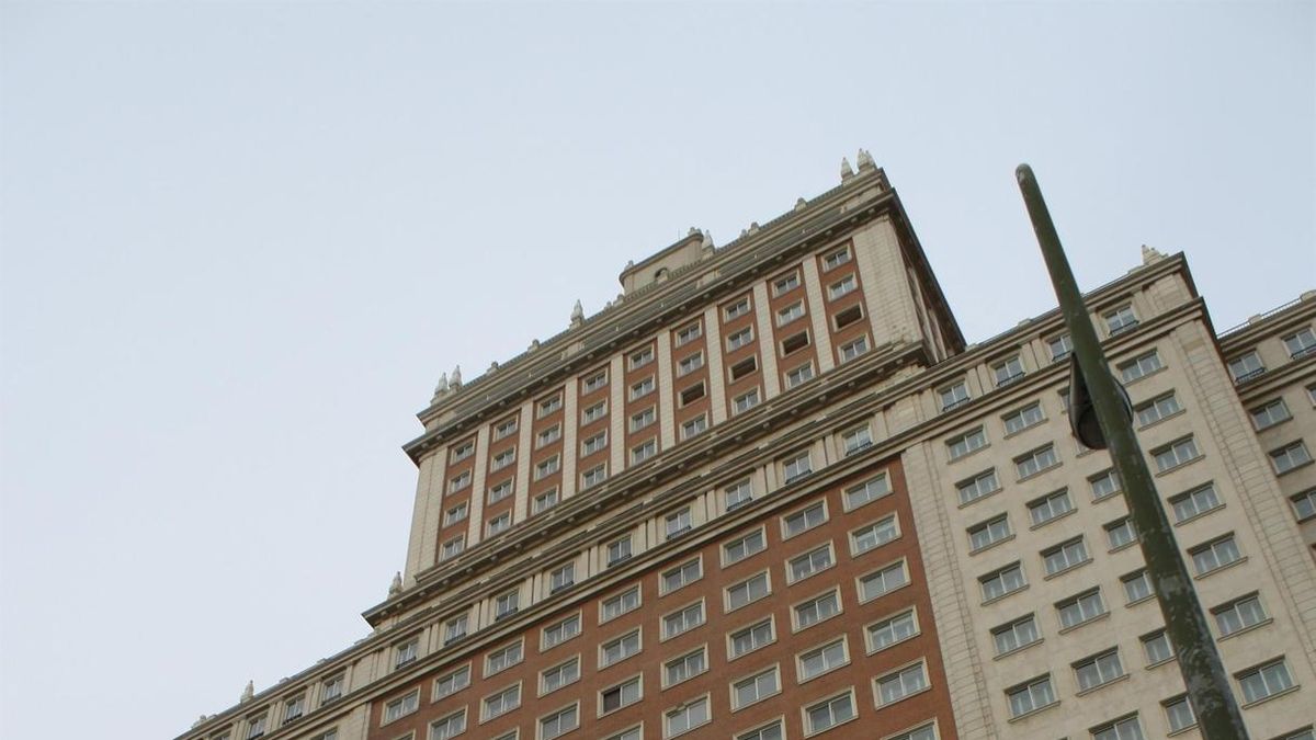 Banco Santander cierra la venta del Edificio España al empresario chino Wang Jianli